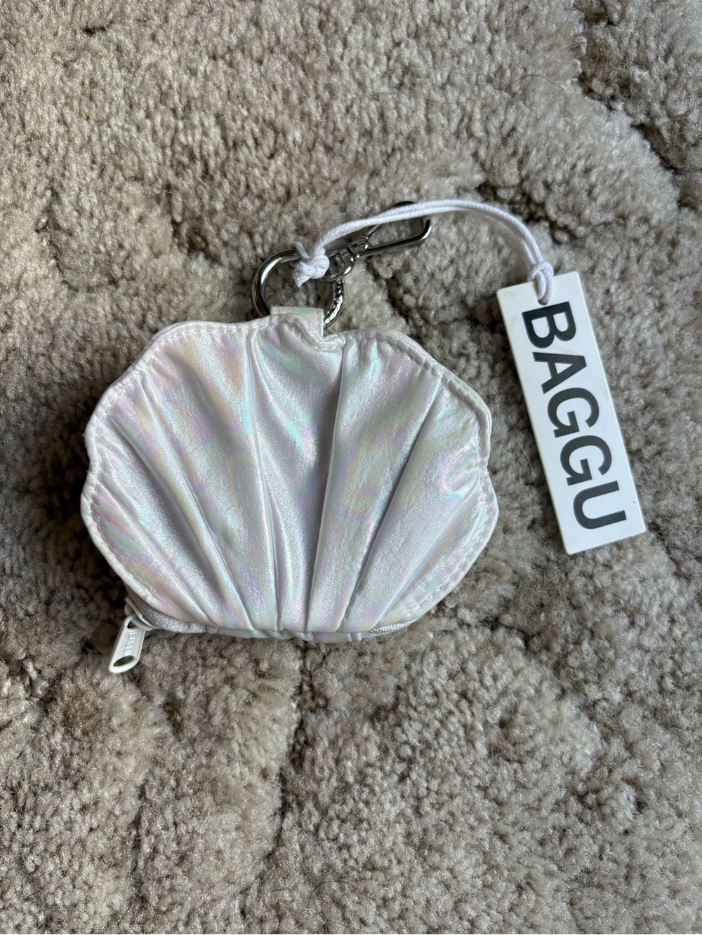 BAGGU Shell Charm in pearl metallic